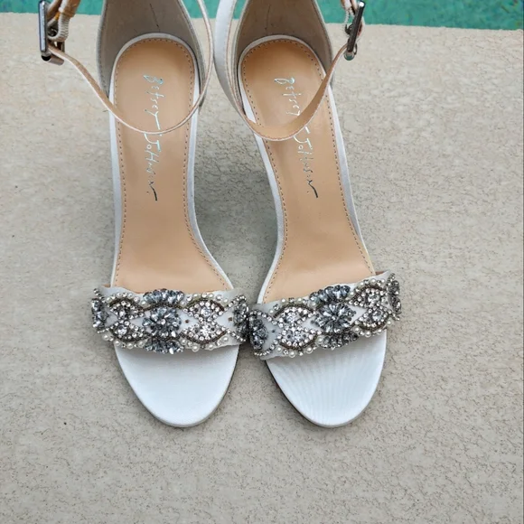 Betsy Johnson white satin embellished with rhinestone and pearls - Picture 4 of 12
